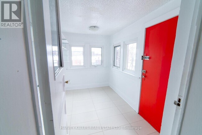 Photo - 885 Davenport Rd