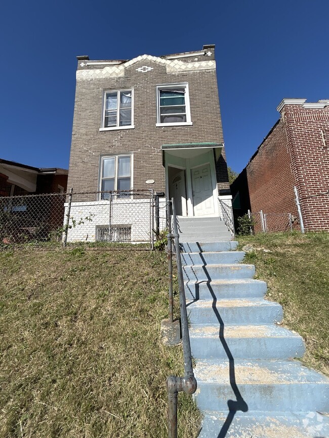 Building Photo - Charming 2-Bed Duplex in South Compton – Y... Unit B Rental