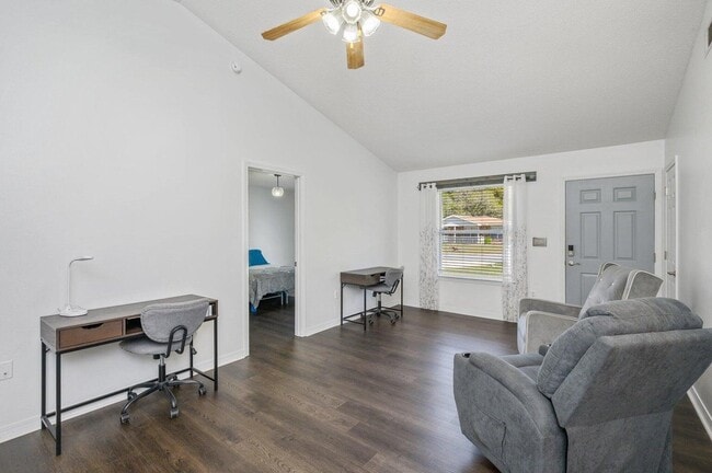 Photo - 386 Brackin St