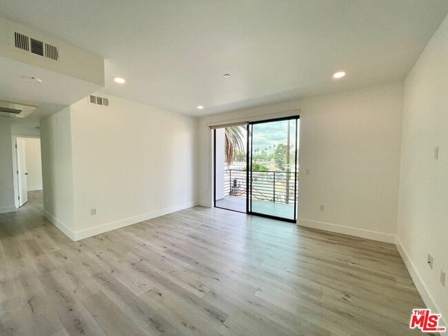 14612 Calvert St Unidad 202