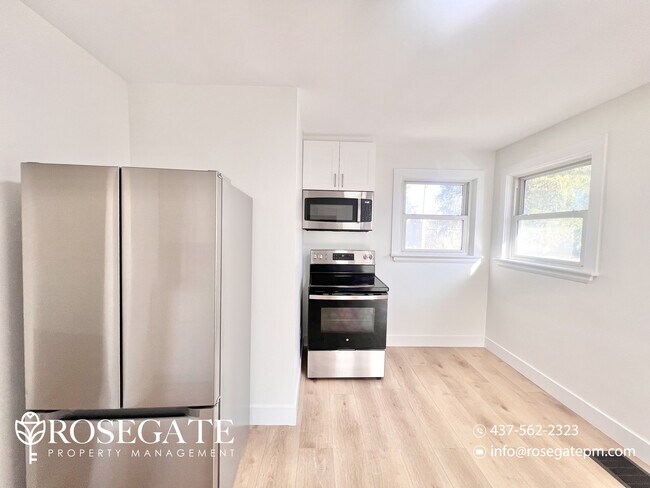 Photo - Spacious 5-Bedroom Home with Balcony & Private Outdoor Space in London!