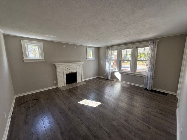 Photo - 3 bed 1 bath Brick Bungalow in Forest Hills