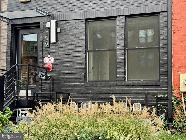 Building Photo - 256 15th St SE Unit 3