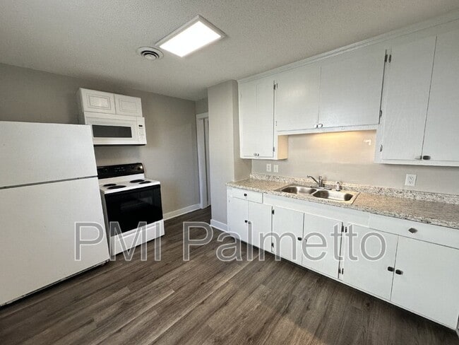 Photo - 530 Jasper St