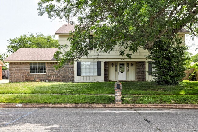 Photo - Spacious and Stylish Home Just Minutes fro...