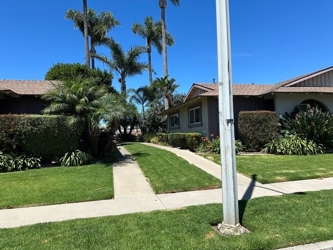 Building Photo - 16171 Ganges Lane #3, Huntington Beach, CA 92647 Unit Townhome Style