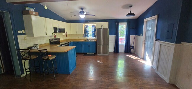 Photo - Cozy 3 bedroom house in Henryville with large deck!