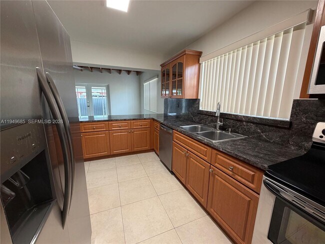 Photo - 425 E 17th St Unit Rear