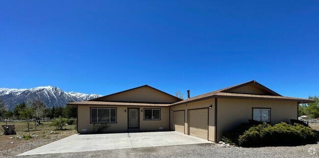 Building Photo - Spacious property with views! Rental