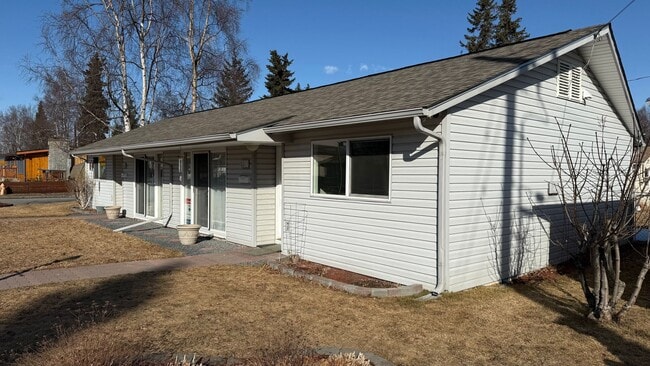 Photo - 2 Bedroom w/Garage in AIRPORT HEIGHTS! All utilities Included!