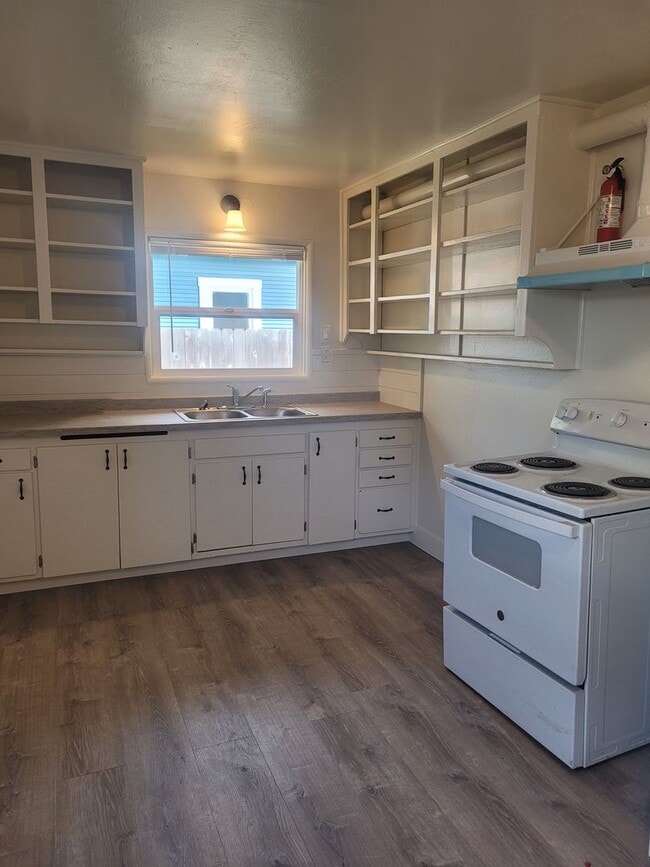 Building Photo - 1131 W 8th Ave Unit 1/2
