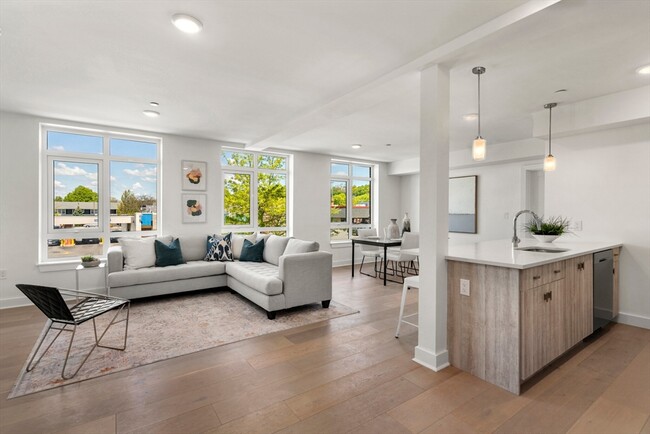 Building Photo - 917 Bennington St Unit 312 Rental