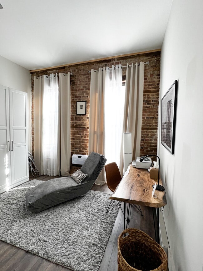 Bedroom w/dedicated workspace - 296 Gates Ave Unidad Apt. 1