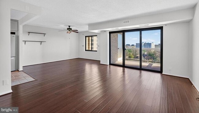 Building Photo - 307 Yoakum Pkwy Unit 821