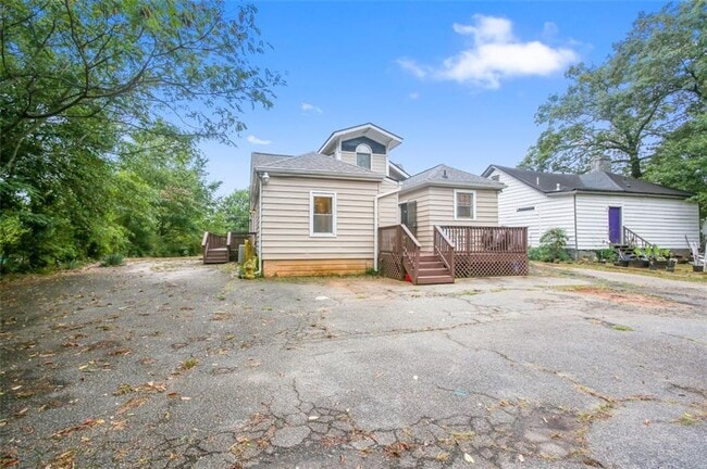 Photo - 2992 Memorial Dr SE