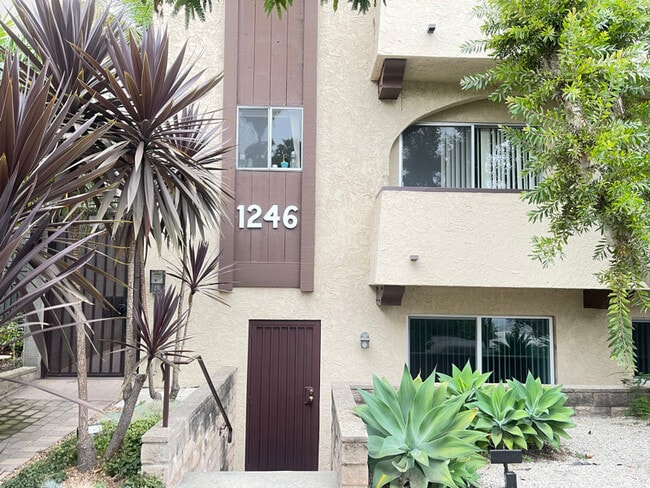 Building Photo - 1246 Euclid St Unit 11 Rental