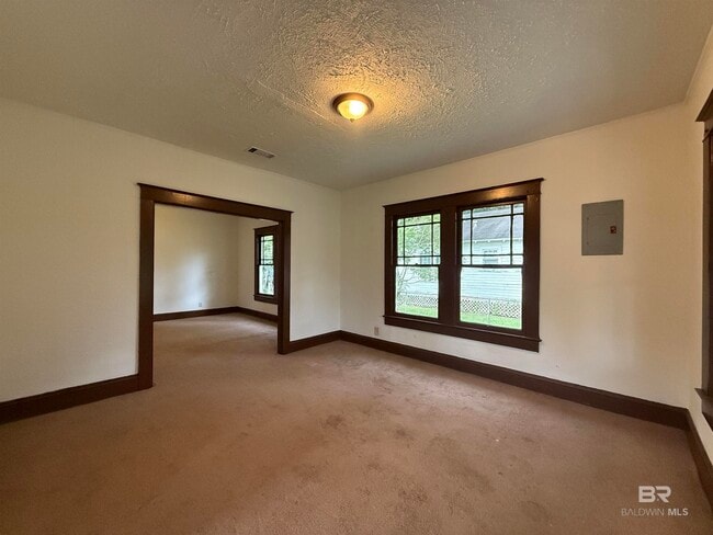 Photo - 672 Burden St