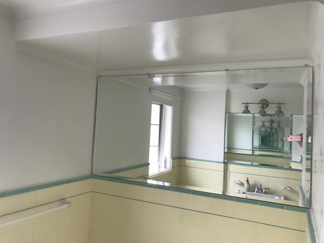 Original 1930s tiles in Bathroom - 5211 W 9th St Unidad 5211 w. 9th Street