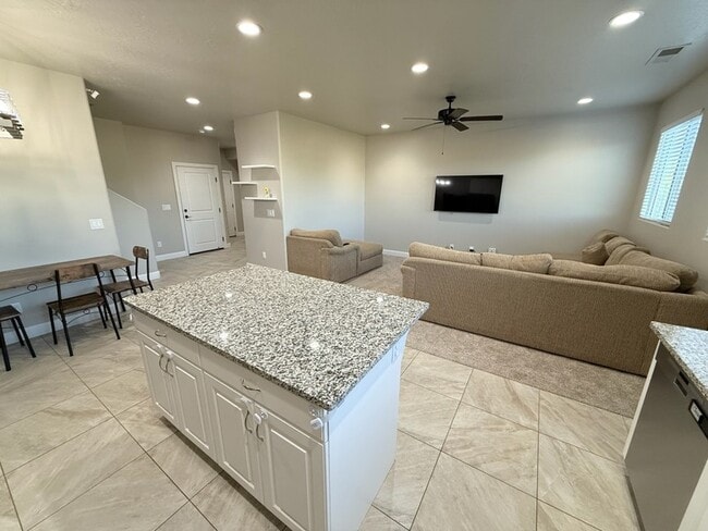 Photo - 355 W 200 S