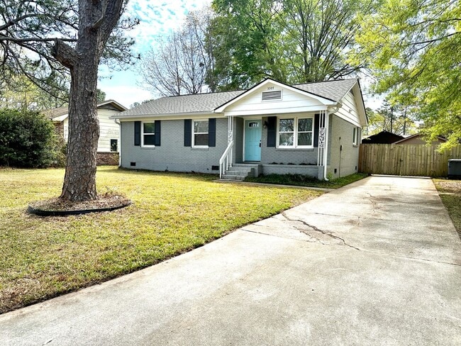 Building Photo - Gorgeous 3 Bed 1 Bath Renovated Brick Home...