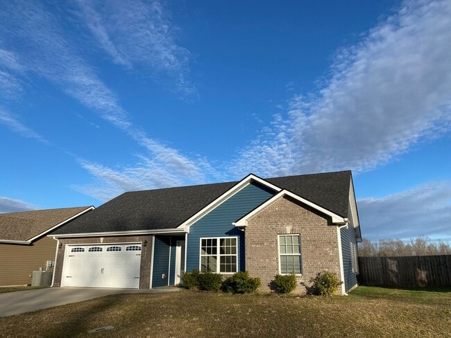 Photo - Beautiful 3 bed 2 bath home with Bonus room! Close to shopping and Ft. Campbell.