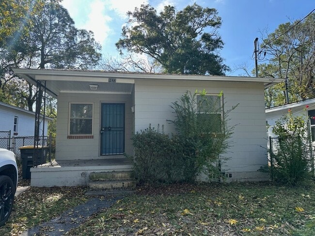 Building Photo - Cozy 3 Bedroom Home in Mid-Westside Jacksonville - Available Now!
