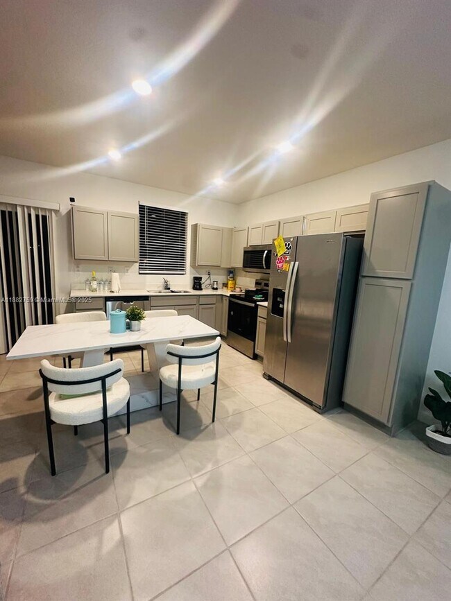 Photo - 437 NE 13th St