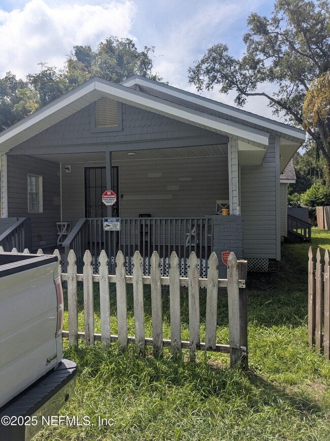 Building Photo - 1562 Ella St Rental