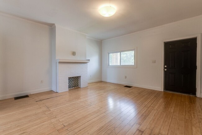 Photo - 2823 Cobden St Unit 1