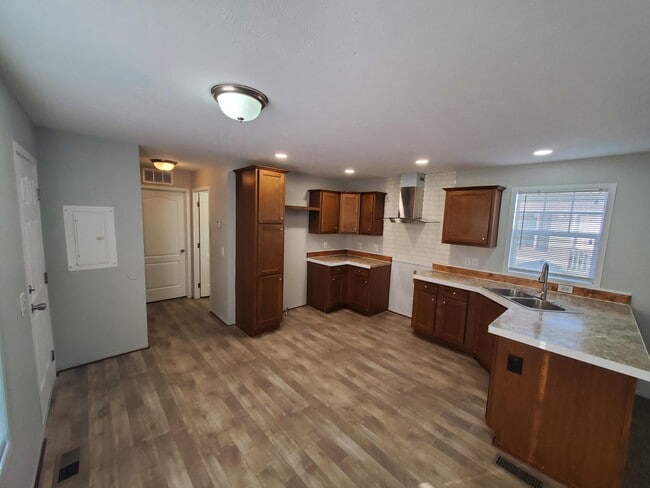 Building Photo - 8 Bluebird Hill Dr