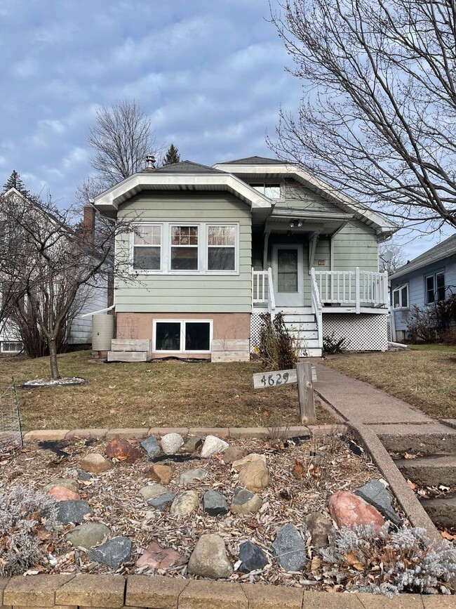 AVAILABLE JULY - 3 BEDROOM/1.5 BATHROOM HOME - AVAILABLE JULY - 3 BEDROOM/1.5 BATHROOM HOME