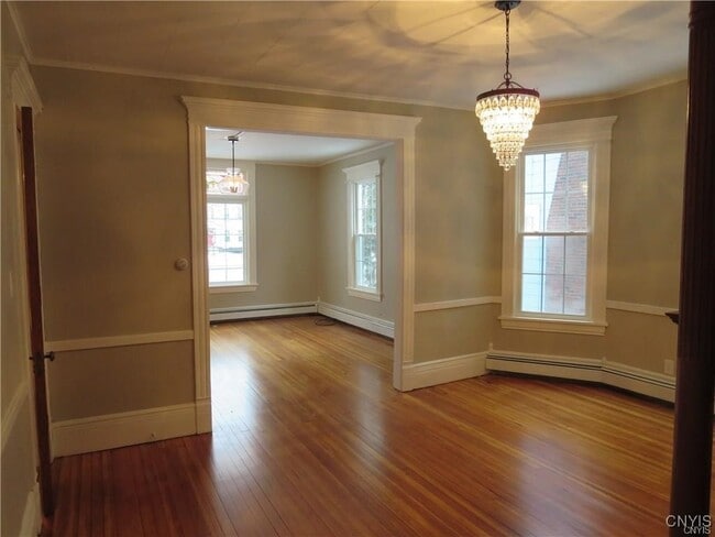 Photo - 1725 James St