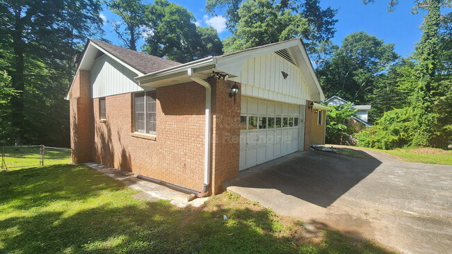 Photo - 3341 Rae Pl SW
