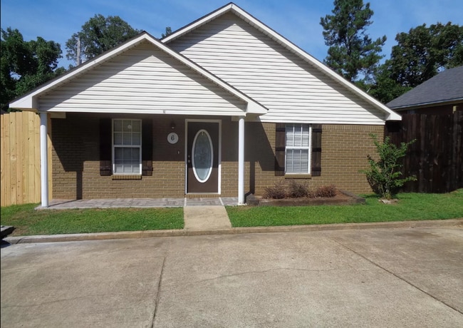 Building Photo - 3 Bed/ 3 Bath located just off South Lamar Rental
