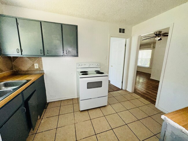 Photo - 3 bed, 1 bath with large fenced back yard, w/d connections