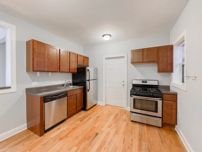 Photo - 3725 N Pine Grv Unidad W3