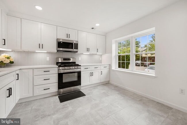Building Photo - 14874 Emberdale Dr