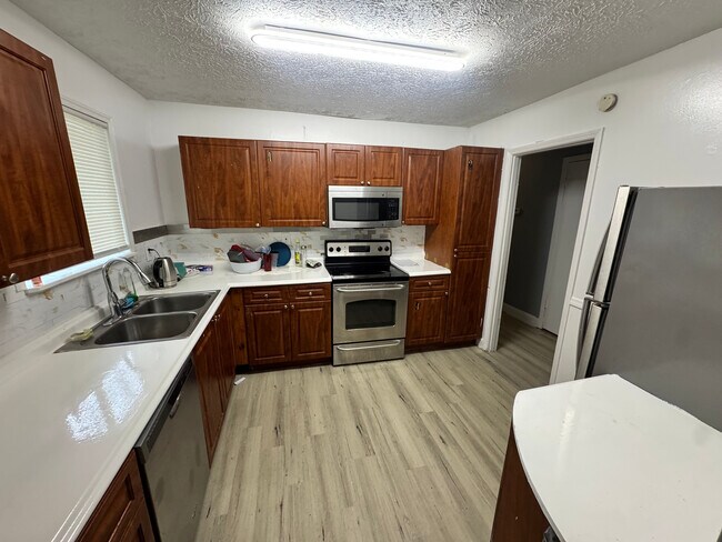 Photo - Room in House on Cedar Hurst Trail