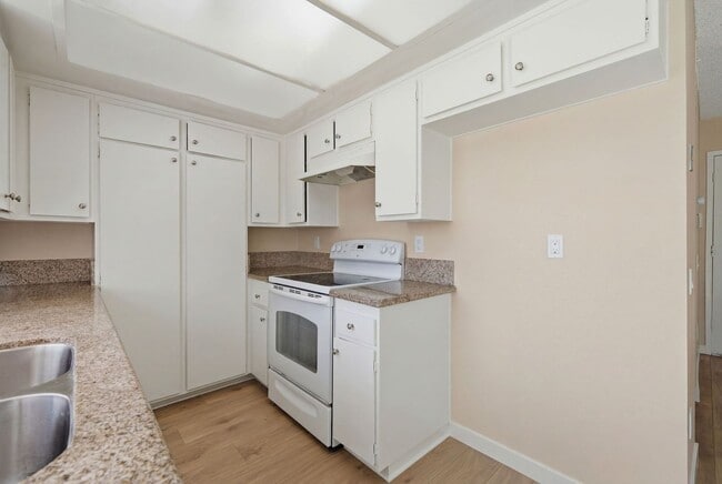 Photo - Freshly Updated Townhome - Light, Bright & Spacious!
