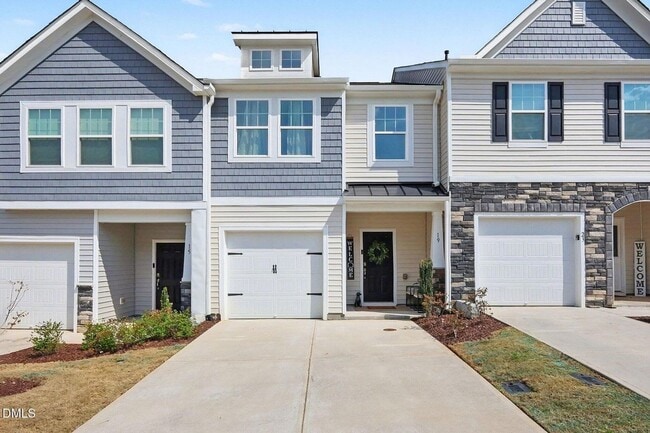 Building Photo - 3 Bedroom 2.5 Bathroom Townhome w/ 1 car garage in a prime location of Flowers Plantation