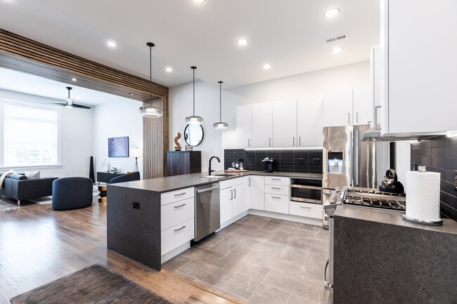 Gran cantidad de muebles de cocina de fabricación alemana. - 795 E McMillan St Unidad 3 Rental