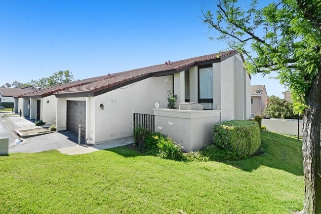 Building Photo - Stunning Upland Abode