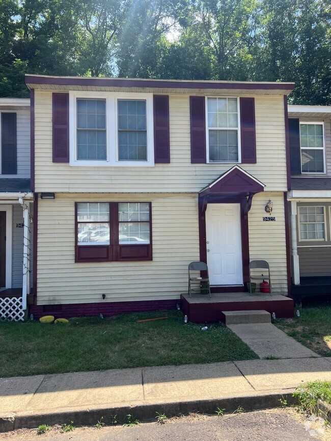 Building Photo - Charming 3 Bedroom Townhouse