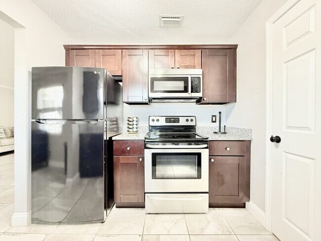 Photo - 200 Countryclub Drive - 808