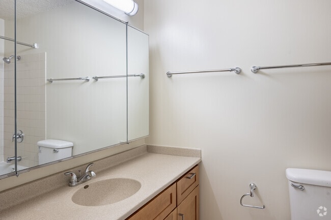 2BR, 2BA - 1,352SF - Primary Bathroom