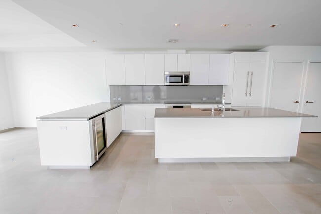 Building Photo - 88 SW 7th St Unit 4111 Rental