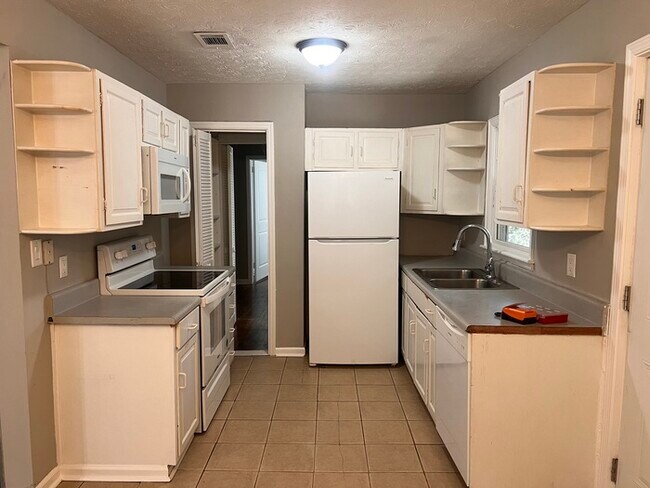 Photo - 227 Goldie Dr SE