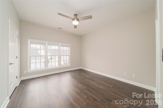 Photo - 108 S Square Row