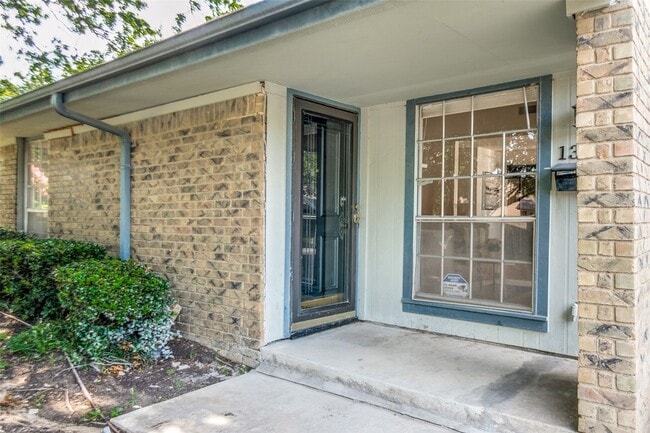 13747 Flagstone Ln