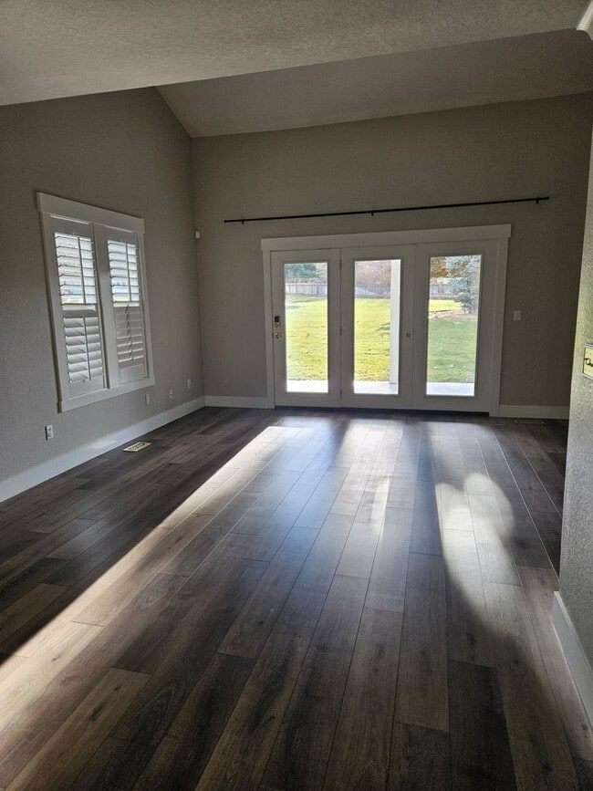 Photo - Wonderful townhome for rent in Nampa. Near Lake Lowell.